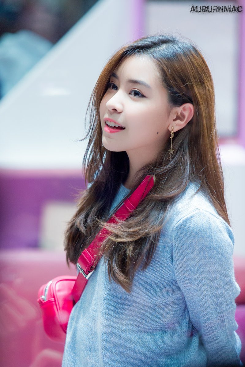 TWLHALHa's tweet photo. ชอบเวลาที่น้องเอาผมคาดหู ,, เห็นละใจบางงงงง #TarwaanBNK48 #len6 cr.AUBURNMAC https://t.co/H9o7dNyY2S