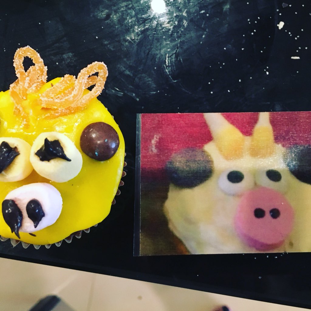 When you think you’re Mary Berry and then you look at the original picture #specialcakes #dontgiveupyourdayjob