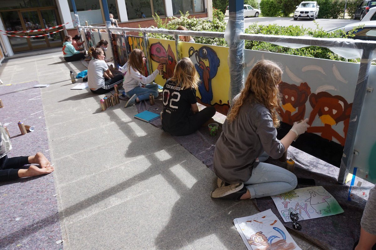 GymLandeck's tweet photo. #Graffiti-Projekt am BRG/BORG Landeck! 👩‍🎨👨‍🎨 Die Schülerinnen und Schüler des BGW-Zweiges hatten die Möglichkeit, das Geländer vor dem Hauptgebäude individuell zu besprayen! 😜😋😝 https://t.co/lOp49Z2MKo