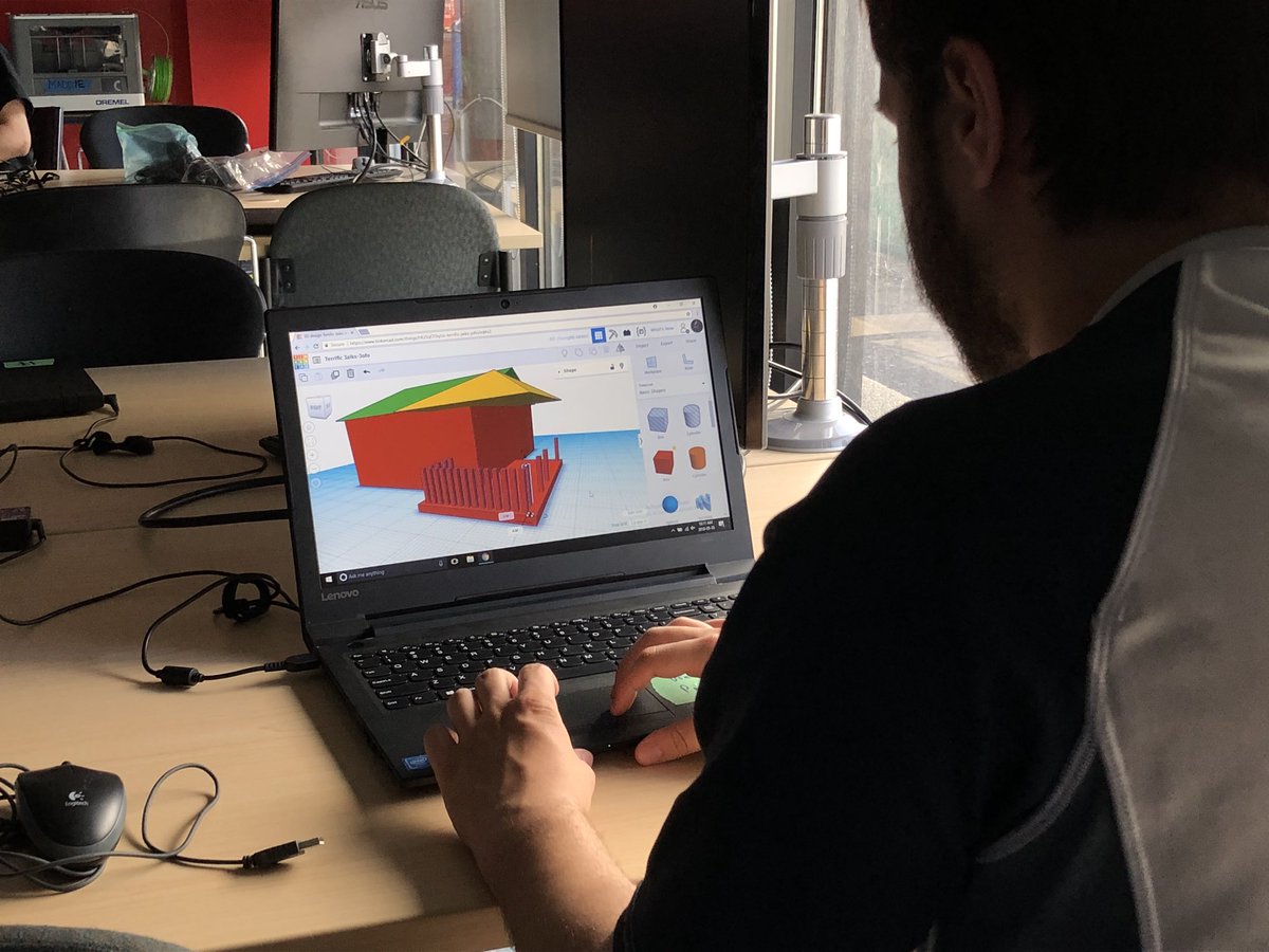 MChartrandEAO's tweet photo. Notre premier atelier sur les imprimantes 3D et le design d’un objet dans le @UOMakerspace! Le #FOCUSINFO a créé des toupies et même un modèle d’une maison! #FOCUSCECCE https://t.co/kFPmsQTXPS