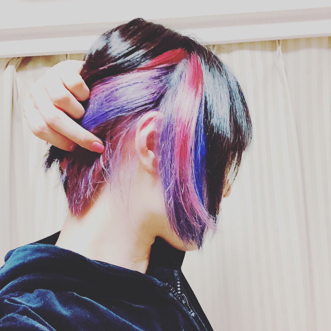 せきぐちあいみ Aimisekiguchi Eth 一部白髪のキャラって大体何かしらの能力者だから憧れる 現実の人間でもたまにいるけどあれいいよなぁ 人工的に白く染めるのはとても大変なので私はいろんな色で遊んでます T Co Bkadmijh7s Twitter