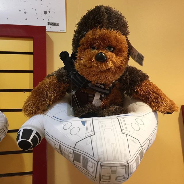 UKToyCollector's tweet photo. There are some cool new #SoloAStarWarsStory items @buildabear @buildabearuk πππ»
#Chewbacca has a great looking #MilleniumFalcon π
#BuildABearUK #BuildABearStarWars #BuildABear https://t.co/VNxhyNZTYj https://t.co/sA41PHfy28