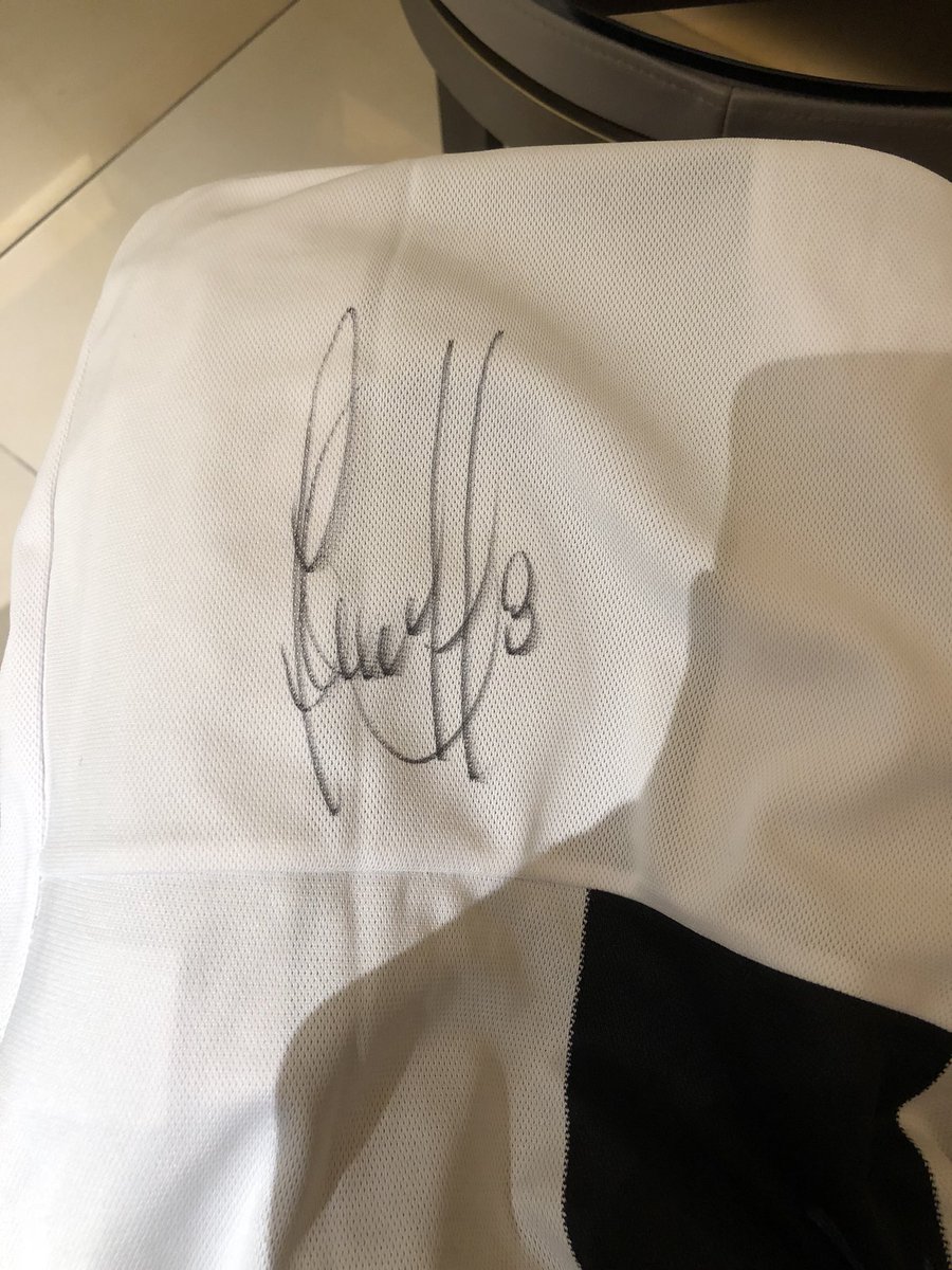 SmileyJuve06's tweet photo. あのマルキージオに写真とサインをしてもらった…

これ以上ない至福だった

DAMIANIのジュエリーなんかももちろん綺麗でお洒落だった

本当にありがとうございました！

@ClaMarchisio8 https://t.co/uLFx0TD8kY
