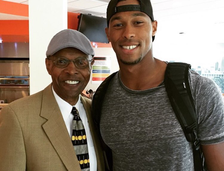 Happy Birthday to one of my all-time favorite running backs, fellow Alumni , HOF er, Gale Sayers . 