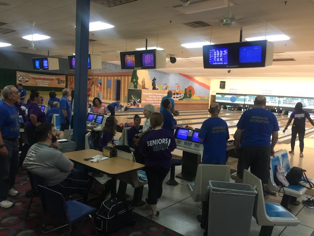 MonroeTownHS's tweet photo. Strikes &amp; Spares are the name of the game at the Seniors vs Seniors event! @ Knob Hill Lanes! https://t.co/vx5XVi4r3K