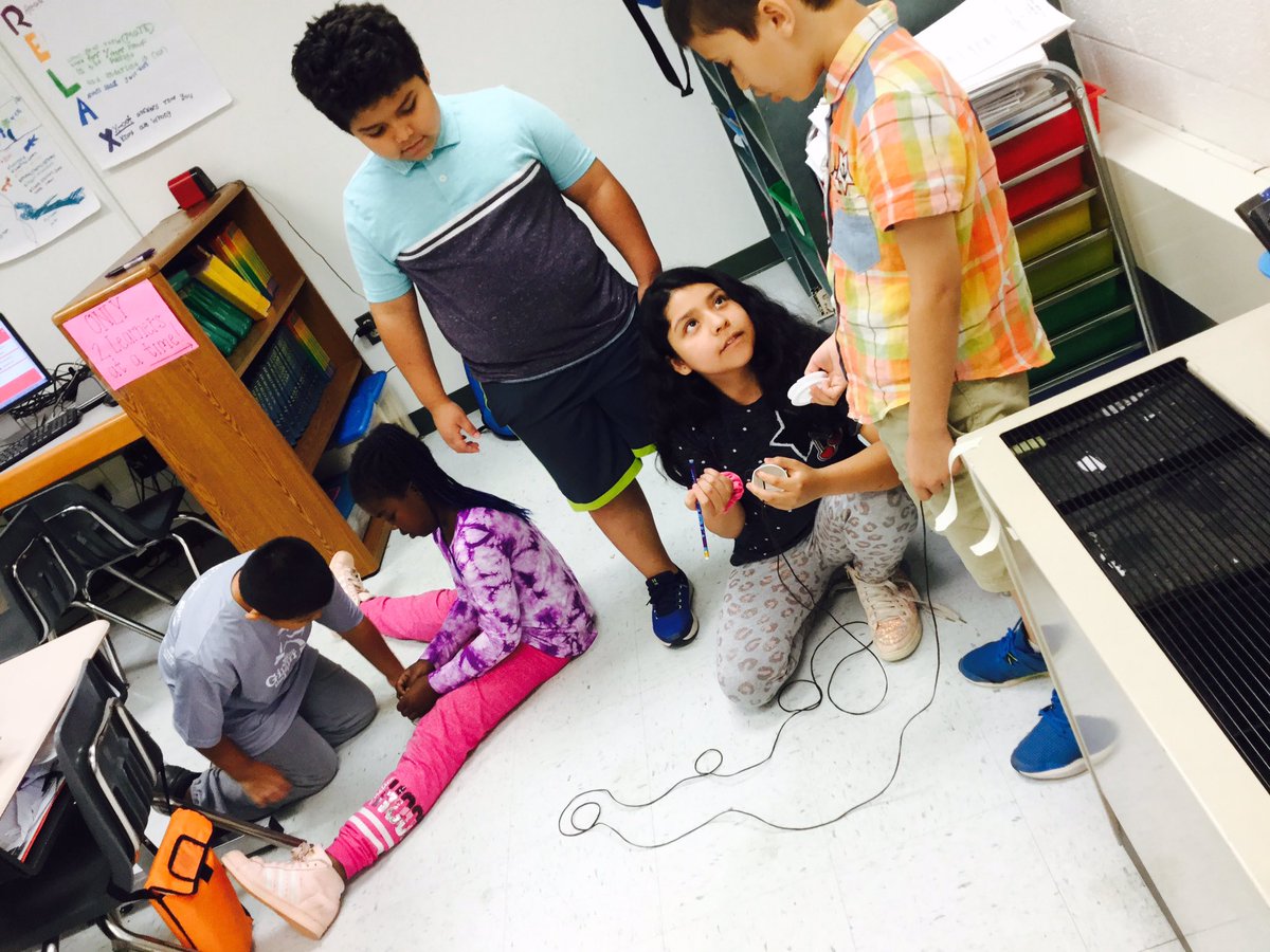 Ms_Sarah_Leo's tweet photo. Love watching my Ss use mystery materials to create a simple machine that they didn't even learn about yet! #WowWednesday https://t.co/pyeylADcGo