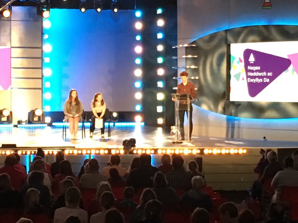 Teimlo’n emosiynol yn gwrando ar Neges Ewyllys Da pobl ifanc Morgannwg Ganol <a href="/urddmg/">Urdd Morgannwg Ganol</a> <a href="/EisteddfodUrdd/">Eisteddfod yr Urdd a’r Celfyddydau</a> <a href="/EistUrdd2017/">Eisteddfod Urdd 2017</a> <a href="/elinmmannion/">Elin Mannion</a> @catrinjames.
Feeling emotional watching the Good Will Message being delivered by the young people of Morgannwg Ganol <a href="/CBSPenybont/">Cyngor Bwrdeistref Sirol Pen-y-Bont ar Ogwr</a> #negesewyllysda2018