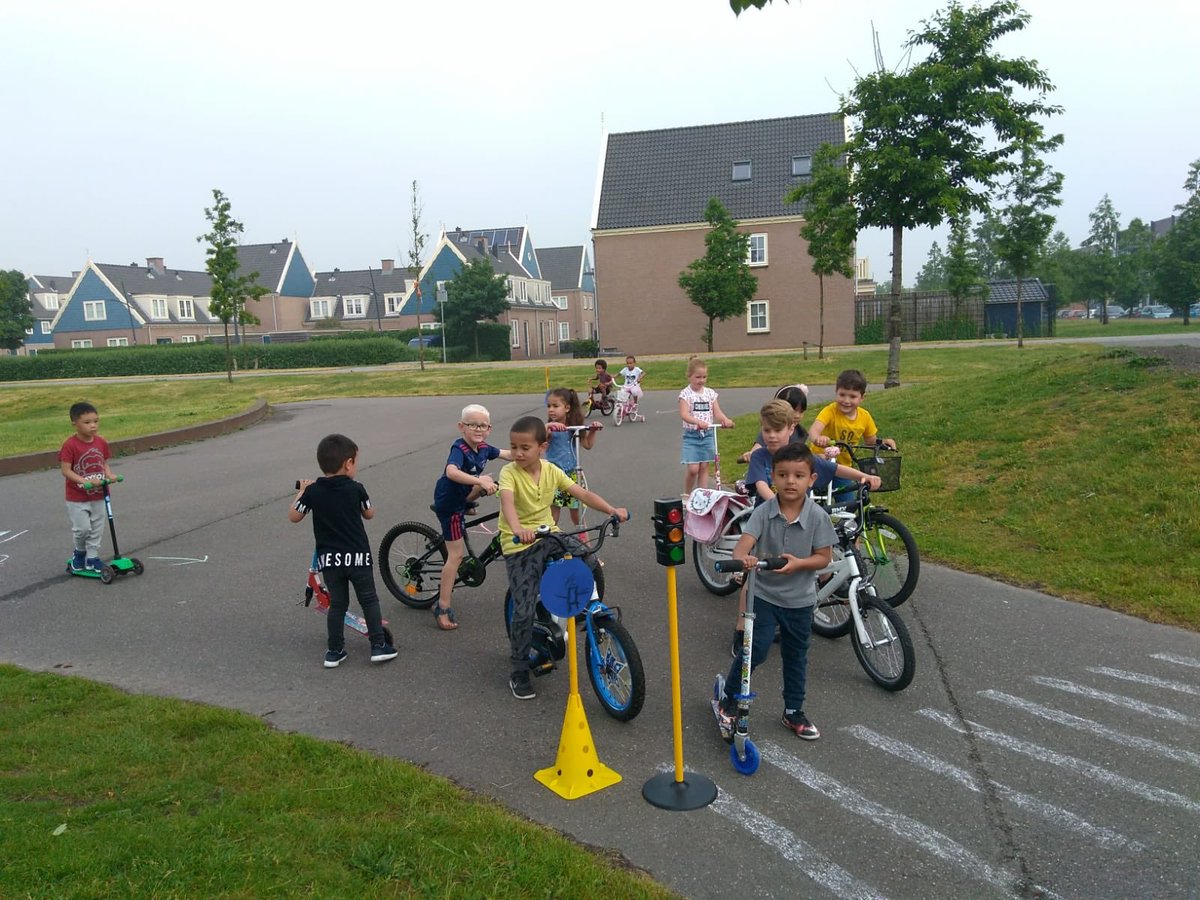 Groepen 1-2 zijn bezig met het thema verkeer. Natuurlijk mag daar geen praktische uitvoering aan ontbreken. Hier moeten zij even wachten voor rood👍 top jong geleerd...
