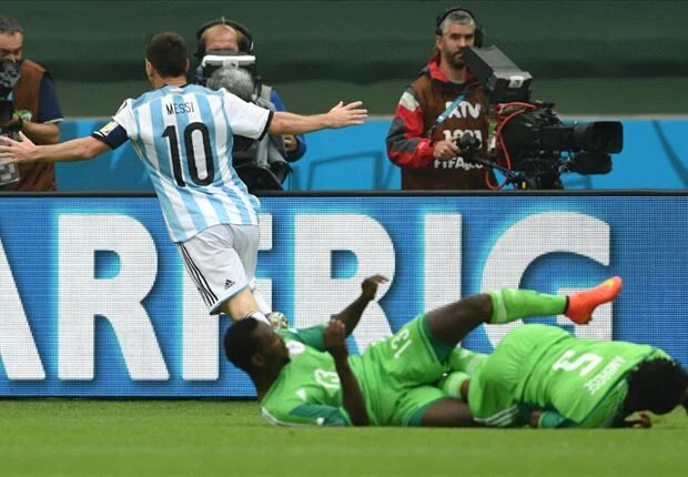 canaldeportv's tweet photo. - Uy, ¿cómo te lesionaste?

- Quise marcar a Messi... https://t.co/rB9GHEcsBq