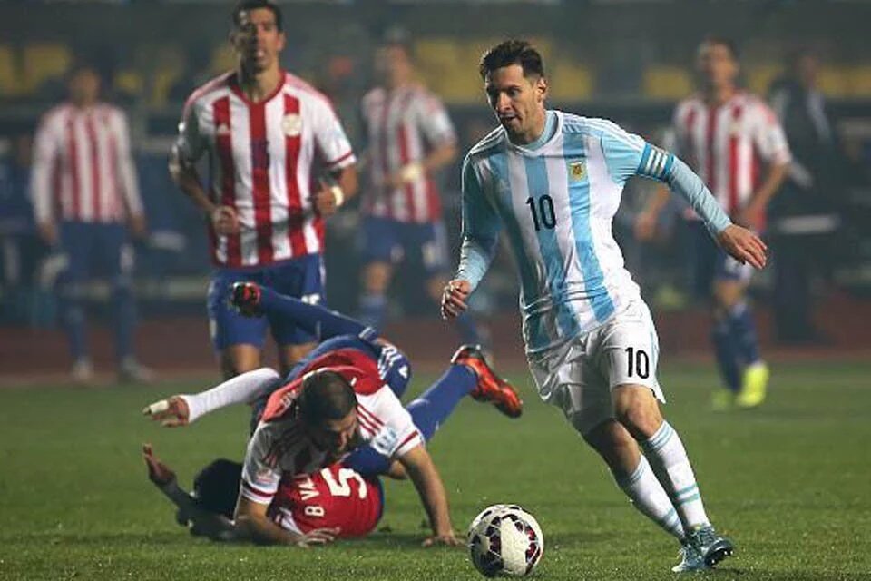 canaldeportv's tweet photo. - Uy, ¿cómo te lesionaste?

- Quise marcar a Messi... https://t.co/rB9GHEcsBq
