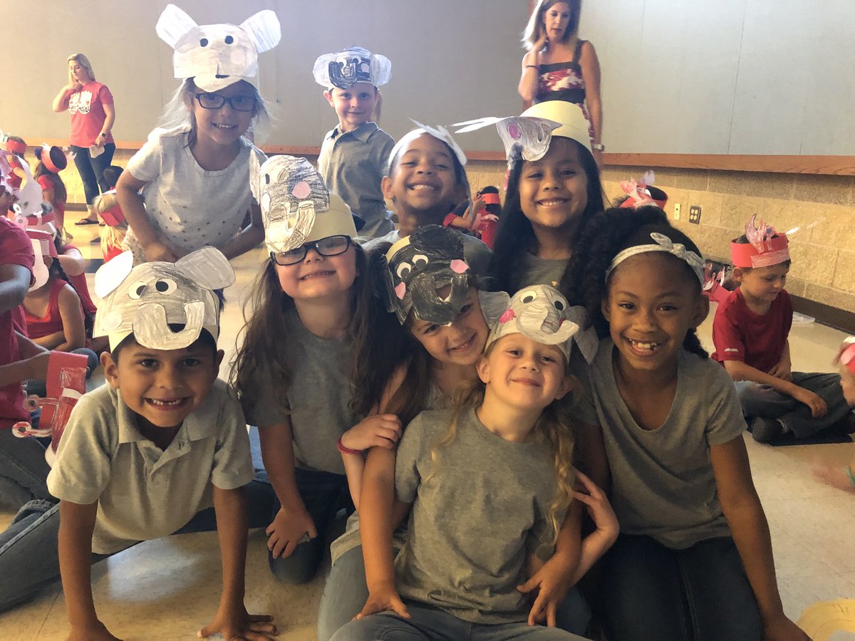 erikafletch84's tweet photo. @Buda_Bulldogs awesome spring show with these elephants!! 🐘 @RobinsontTim @MelissaEnglish @Gingerb5678 https://t.co/6HfLCLGF5U
