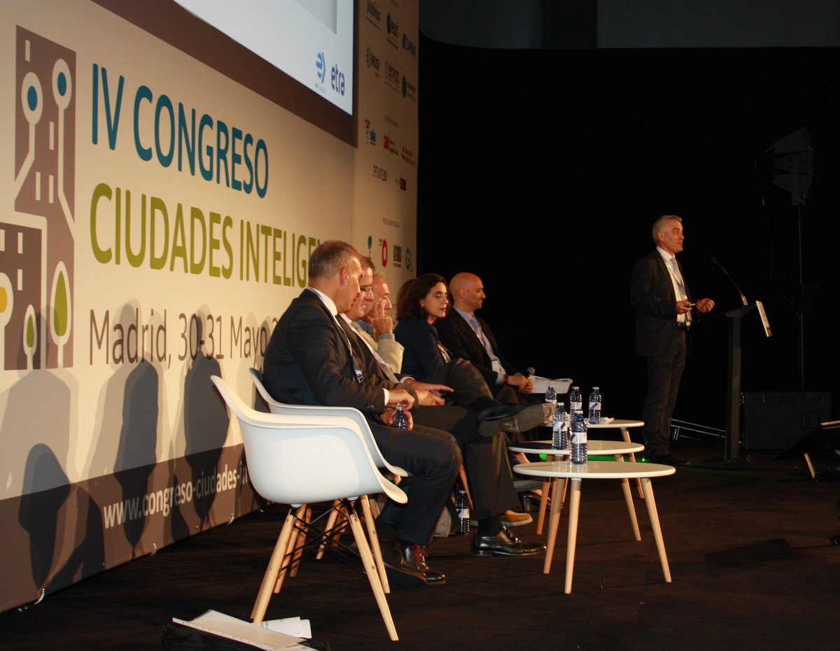CongresoCI's tweet photo. Antonio Marqués @grupoetra cierra el bloque de ponencias de la tarde con una  exposición sobre el proyecto de recarga inductiva de @EMTmadrid para impulsar el transporte público 100% eléctrico #CongresoCI4 @CongresoCI https://t.co/3ezFMskj6e