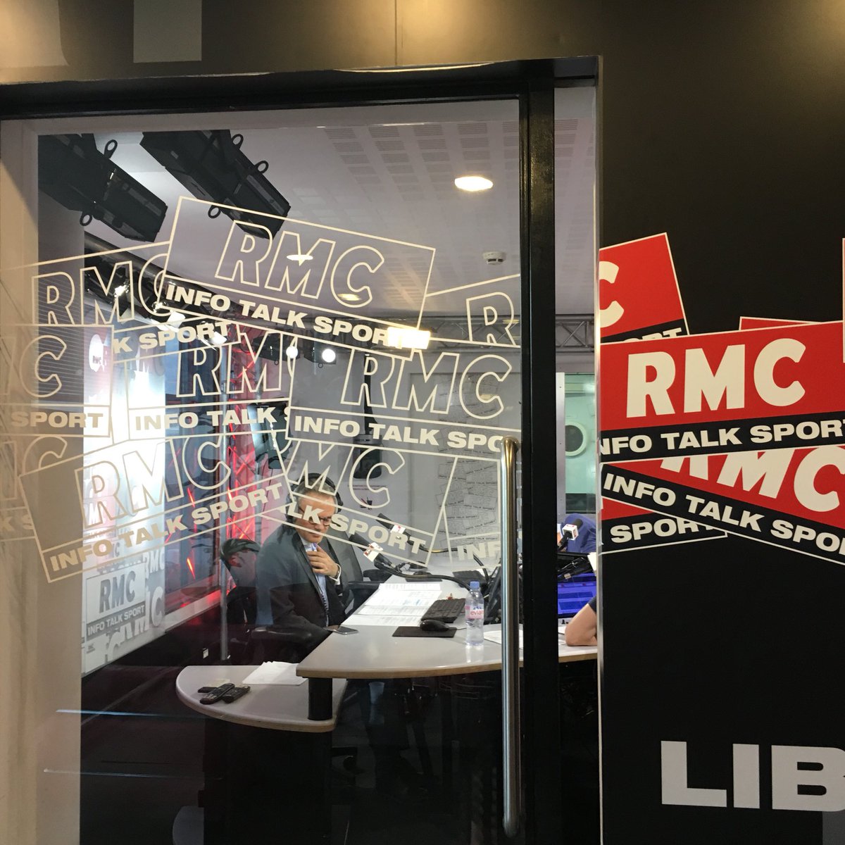 FranchementBien's tweet image. [#actu 🇫🇷] cet apres midi, Muriel était à @RMCinfo avec @ericbrunet pour parler de #franchementbien notre média 100% positif en France #infopositive #bonnesnouvelles #misonssurlepositif facebook.com/BrunetRMC/vide…