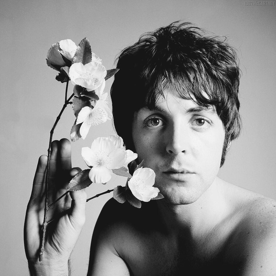 runmccartney's tweet photo. this is so hq that i can see all the flaws he doesn’t have https://t.co/ipSbUrUJjE