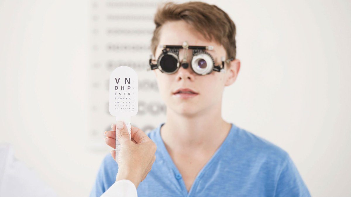 Очки для детей для зрения. Офтальмолог миопия. Дети с нарушением зрения. Близорукость. Зрение подростков.