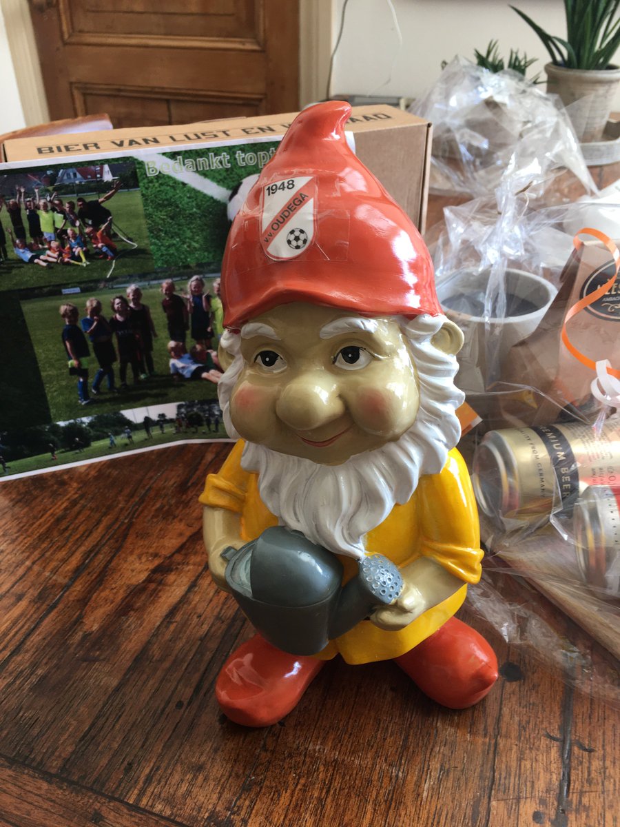 Amswoud's tweet photo. Dankbaar, bevoorrecht en een tikje geëmotioneerd
Al die jaren #kaboutertraining met geweldige jongens en meisjes.
Tige tank allegear. #Toppers
#vvOudega #PT https://t.co/TrI1J09LfQ