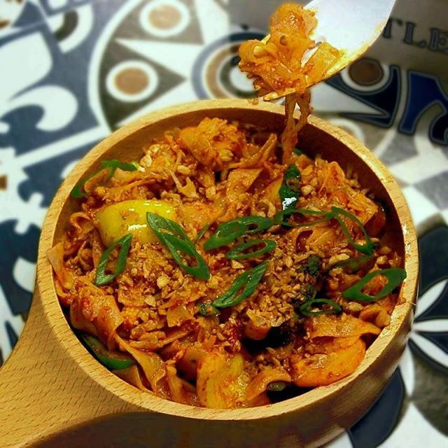 tnbtmumbai's tweet photo. Craving some spicy Chinese food? 🤔

Headover to @tnbtmumbai and stick a fork into our spicy flat noodles wok today! 😊

#wok #chinese #chinesefood #craving #spicyfood #spicy #chinesecuisine #chinesewok #noodles #rice #flatnoodles #fork #chowpatty #mum… https://t.co/1lA03M13nX https://t.co/GKGfwBhkYS