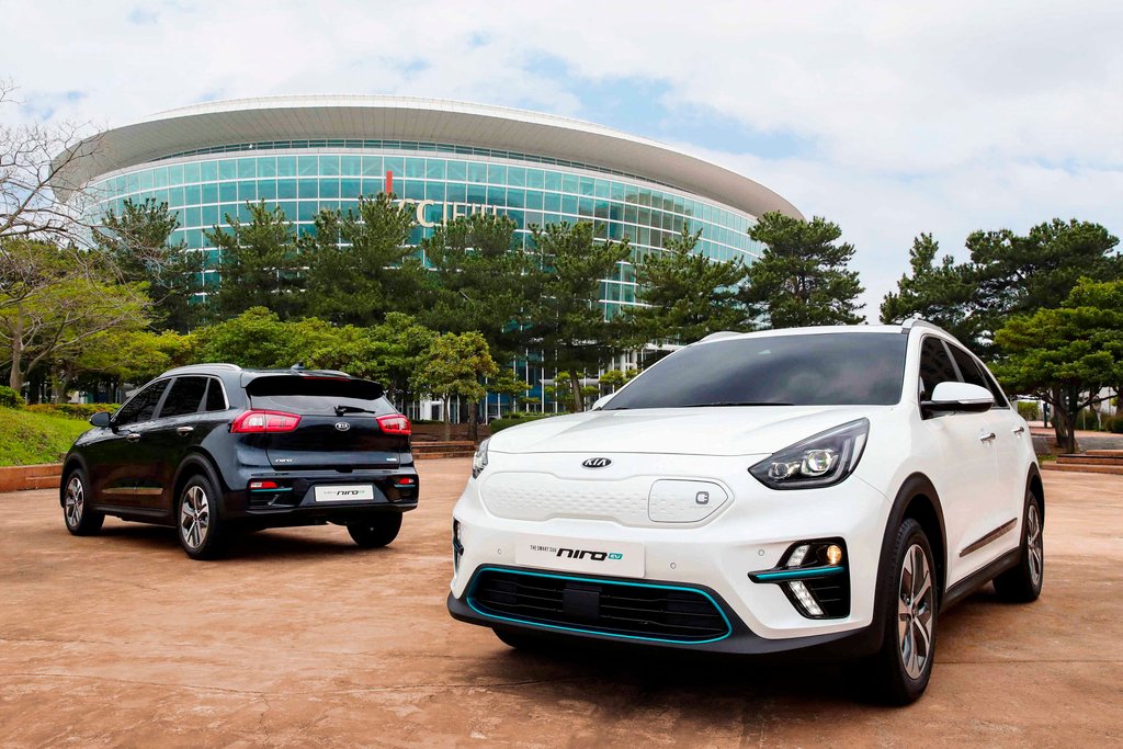 Kia heeft de eerste foto’s van de volledig elektrische Niro EV gepresenteerd. In oktober dit jaar zal de wereldpremière plaatsvinden. De Kia Niro EV is een van de eerste volledig elektrische crossovers in Europa. Er is straks keuze uit 2 accupakketten met een max. range van 450km