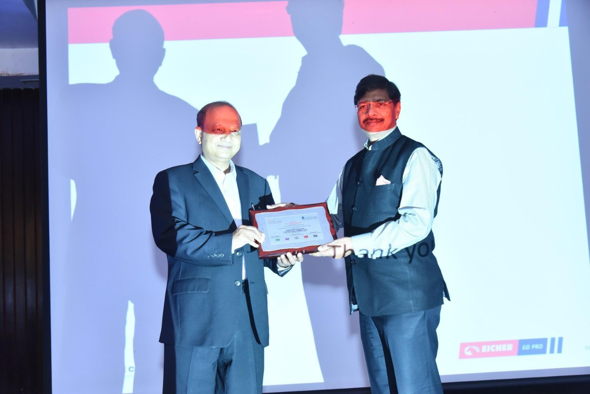 ansserv's tweet photo. Mr.Vinod Aggarwal, MD & CEO, VECV deliberated & shared his views on "Competing with Natural Gas, Hybrids and BSVI Commercial Vehicles in India" at International Congress on Electric Vehicle Market, 2018.
#ANSMarketPro #ANSSERV #ANSLABS #IPRProtect #EV #Eicher #VECV @saisumit https://t.co/oAHjCe7siH