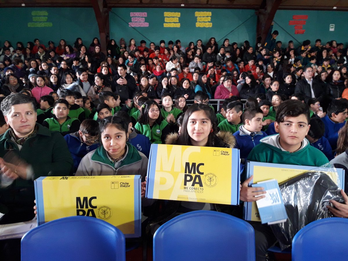 muniptovaras's tweet photo. Alcalde @RamonbahamondeC agradece y destaca entrega de computadores a más de 300 estudiantes de #PuertoVaras enmarcado dentro de Programa #MeConectoParaAprender #MiPrimerPC https://t.co/RV39Bv6agm