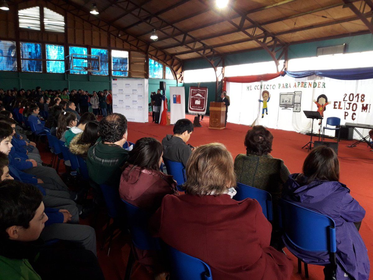 muniptovaras's tweet photo. Alcalde @RamonbahamondeC agradece y destaca entrega de computadores a más de 300 estudiantes de #PuertoVaras enmarcado dentro de Programa #MeConectoParaAprender #MiPrimerPC https://t.co/RV39Bv6agm