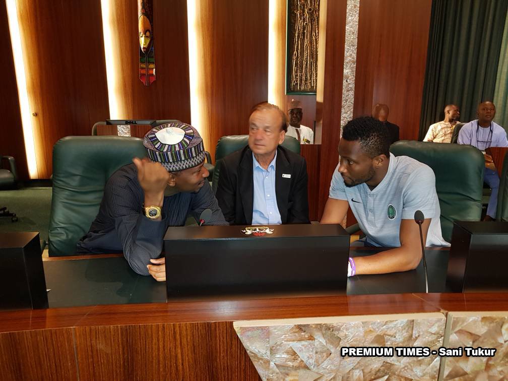 PHOTOS: Buhari hosts Super Eagles premiumtimesng.com/news/top-news/…