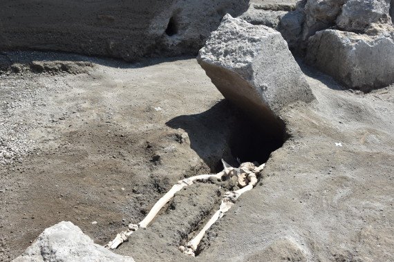 archaeologymag's tweet photo. The skeleton of a man who was crushed by a fallen stone during the eruption of Mt. Vesuvius in A.D. 79 has been unearthed at Pompeii. 

https://t.co/XODyVksiKP https://t.co/P3wcotqLpj