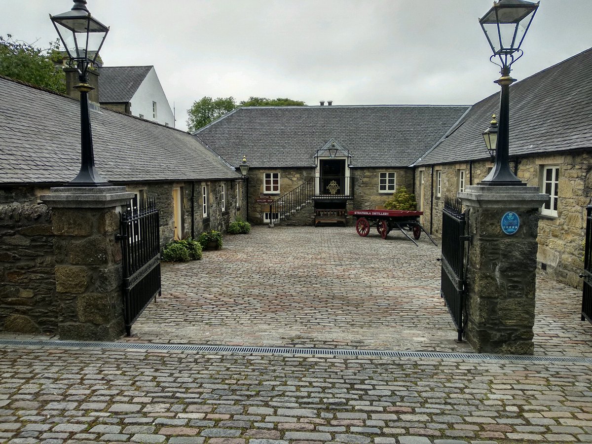 mapitz's tweet photo. Nice #ExplorerTour at @Glenfiddich thanks to John! And a short visit to @StrathislaVC Strathisla Distillery https://t.co/vkfAB5FTN3
