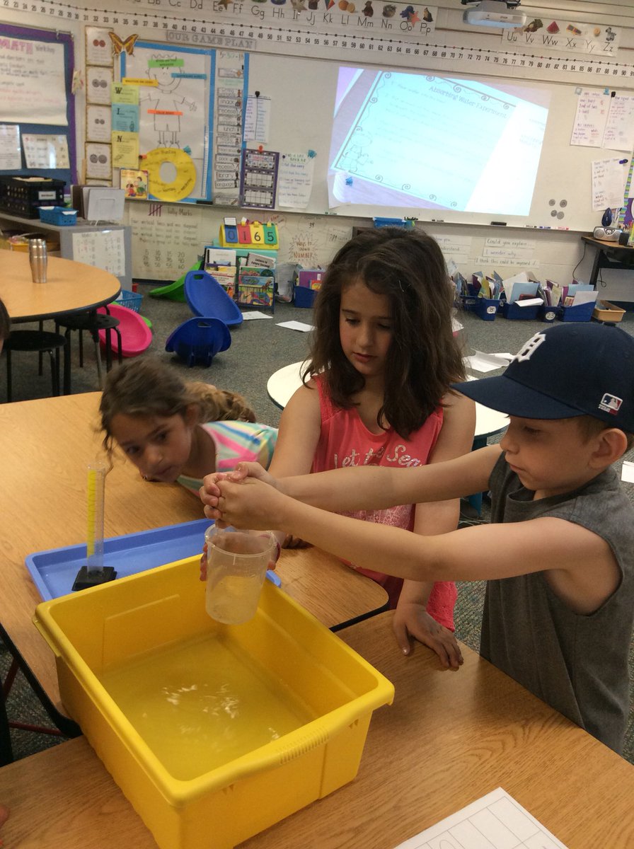 2ndGradeStars11's tweet photo. Science and Writing together! We set up our Lab Report with @AnnaTyrrella then investigated with @2ndGradeStars11 #dreadstrong https://t.co/ATRaneUDd7