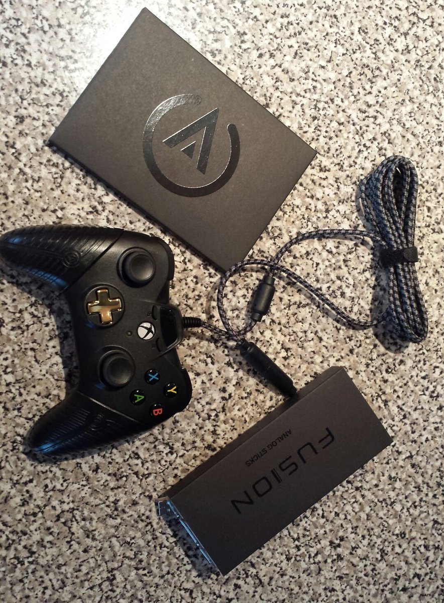 shauna3423's tweet photo. New controller for xbox #XboxOne https://t.co/yv3hOpovUl