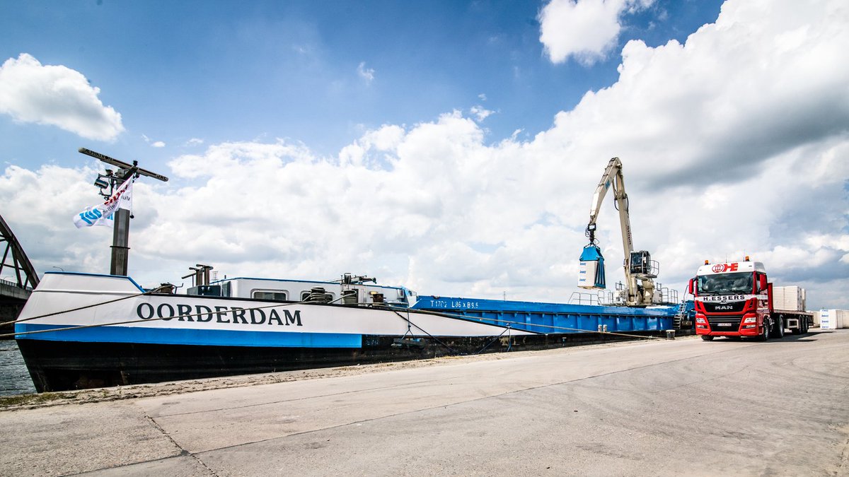 The future is synchromodal. Today we transported 1250 pallets of construction materials for via barge to Genk. <a href="/Vlaamsewaterweg/">De Vlaamse Waterweg</a>