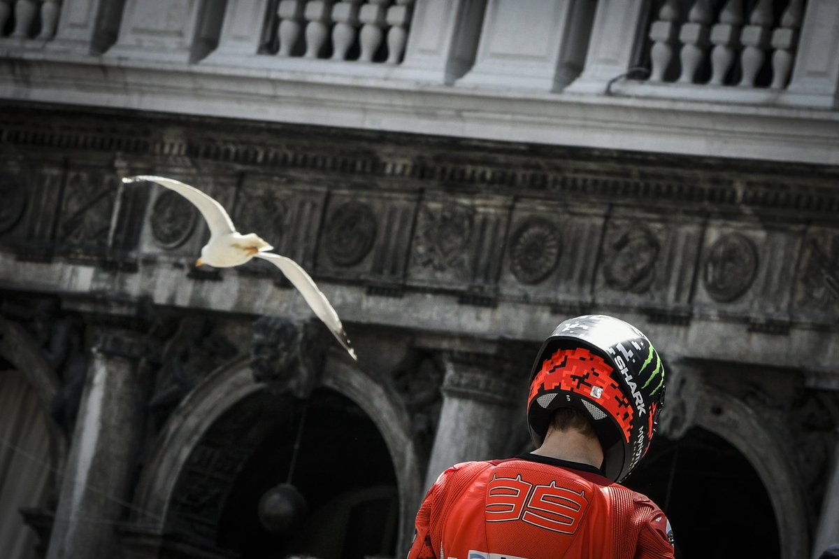 DucatiMotor's tweet photo. Special meeting between @lorenzo99 and his Desmosedici GP18 in Venezia before the #ItalianGP. #DucatiTeam #MotoGP #ForzaDucati
•
•
Check out more pictures and stay tuned to watch the full video! 🎭🚣‍♀️ https://t.co/YUSExigSjX