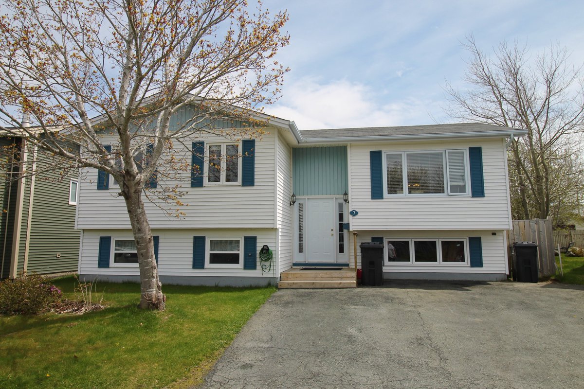 jamiekorab's tweet photo. New Listing * 7 Hagen Pl, Mount Pearl * $289,900

-2+1 bedroom (possibly 2 more with a little work)
-2 bathrooms
-Quiet cul-de-sac
-Fenced back yard
-In law suite
-Owner ran a registered home day care

Text 53131 to 28888 for more pictures &amp; info https://t.co/B7D7ziXas4