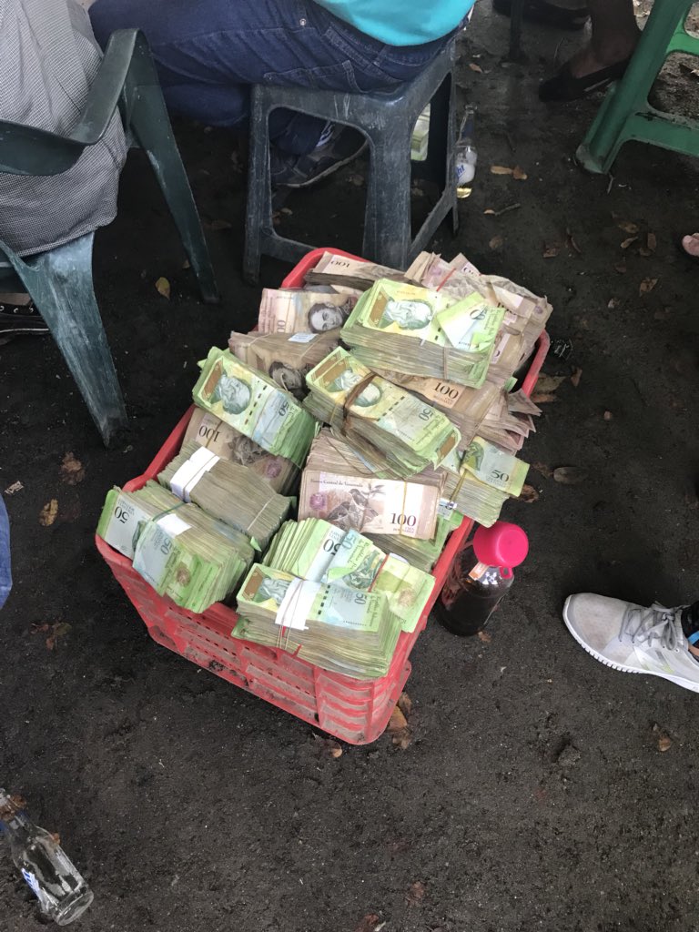 emiduarte's tweet photo. A crate with 2 million Bolivares = $2
#Hyperinflation https://t.co/lPNaxjtCd5