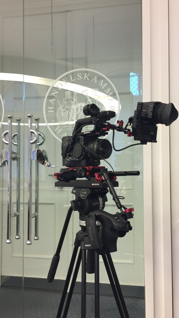 PfgHamburg's tweet photo. Heute wird’s politisch! Wir drehen ein Film über das #debattieren in den wunderschönen Räumlichkeiten der #IHK Hamburg. Neben #Blockchain für Anfänger“ definitiv das beste Event heute! Wir freuen uns auf den #Debattierclub Hamburg vom #VDCH https://t.co/SQ32vbEoV8