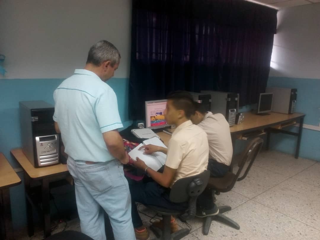 SevillaNim's tweet photo. Debate: #SimbolosNaturales con estudiantes de 4to año de la ETA "Minas de Aroa" #Yaracuy 📣 Formadores @Fundabit Revolucionando la Educación

⏩Y AUNQUE LA MARCHA VAYA LENTO ES NUESTRA MARCHA 🎶@Fundabit @vane_prieto @MariAlepro @JauaMiranda @thors81

#HermandadCubaVenezuela https://t.co/uwh6m3A12A
