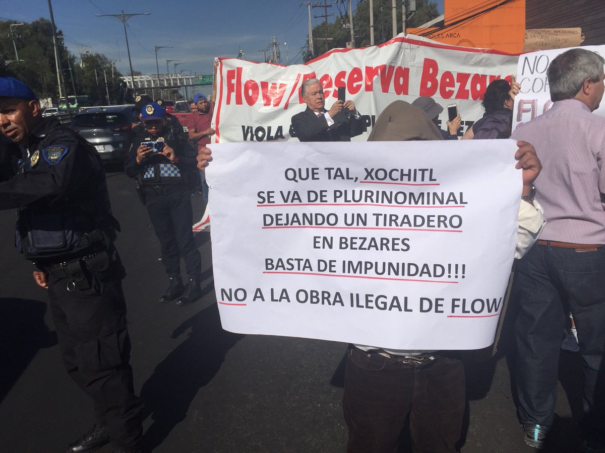 Vecinos_Bezares's tweet photo. Hoy, los vecinos de Lomas de Bezares y poniente fuimos claros: FLOW es un proyecto ILEGAL Y CORRUPTO. Éxito rotundo la marcha, cientos de personas y varios medios de comunicación en la Carretera Toluca. @XochitlGalvez @seduviCDMX @Foro_TV @mileniotv @reformaciudad @SinEmbargoMX https://t.co/hlxAzwmLWP