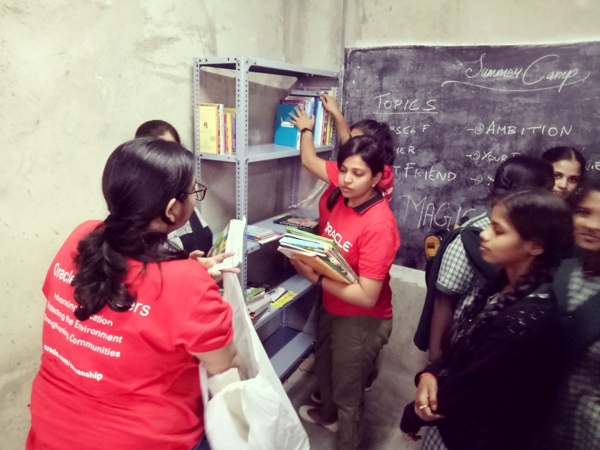 To help students at Sunshine Primary High School develop a love of reading and learning, #OracleVolunteers in India installed a library.