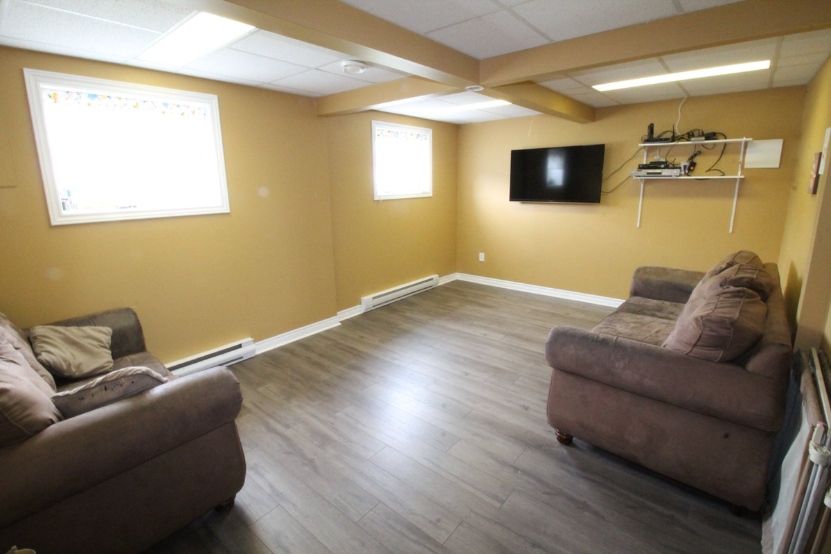 jamiekorab's tweet photo. New Listing * 7 Hagen Pl, Mount Pearl * $289,900

-2+1 bedroom (possibly 2 more with a little work)
-2 bathrooms
-Quiet cul-de-sac
-Fenced back yard
-In law suite
-Owner ran a registered home day care

Text 53131 to 28888 for more pictures &amp; info https://t.co/B7D7ziXas4