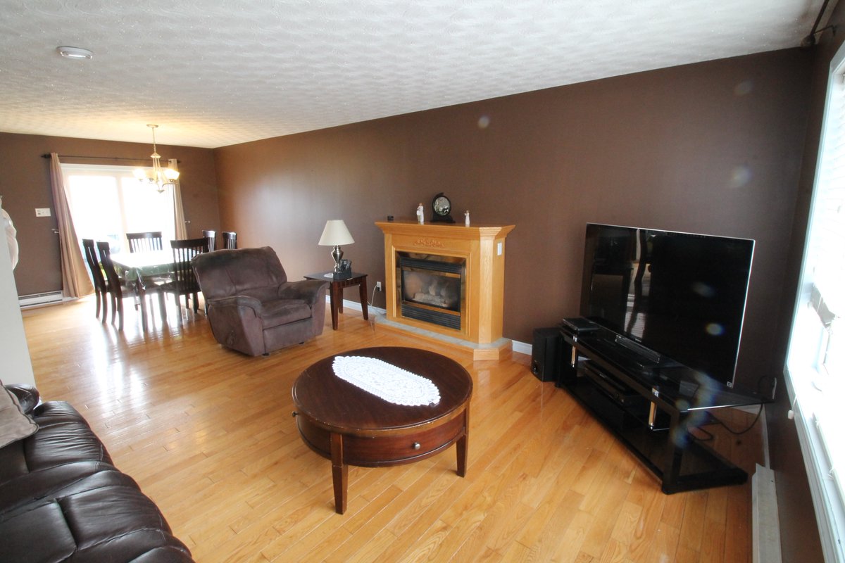 jamiekorab's tweet photo. New Listing * 7 Hagen Pl, Mount Pearl * $289,900

-2+1 bedroom (possibly 2 more with a little work)
-2 bathrooms
-Quiet cul-de-sac
-Fenced back yard
-In law suite
-Owner ran a registered home day care

Text 53131 to 28888 for more pictures &amp; info https://t.co/B7D7ziXas4