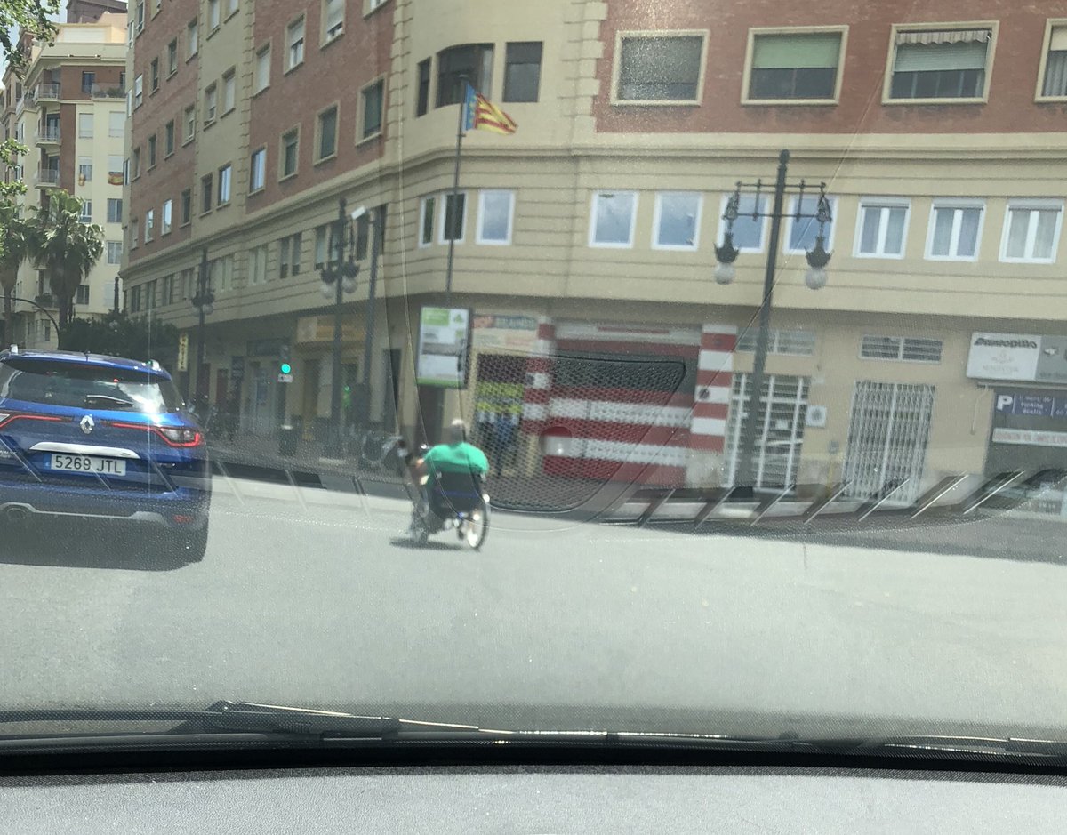 paulaaasg's tweet photo. Hola! @giuseppegrezzi @AjuntamentVLC esto es lógico y normal?🤷🏻‍♀️ ahora las sillas de ruedas también son vehículos?? https://t.co/iws7Sf046x