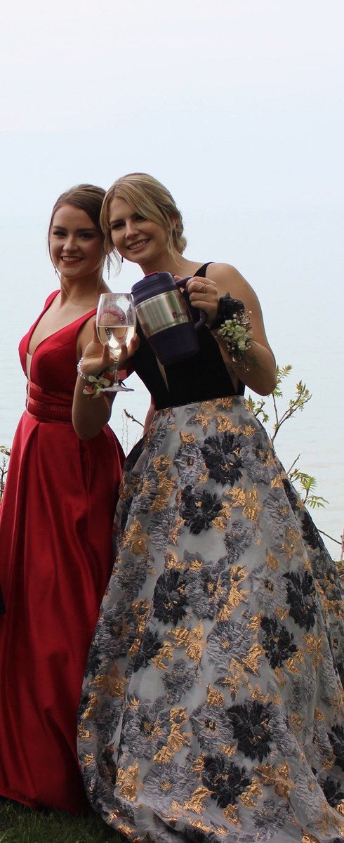 Kay_Thomps_'s tweet photo. It’s my main hunny’s birthday today❤️this lovely lady makes me beyond proud to be her bff and I can’t wait to see her follow her dreams at Queens next fall. You go girl🤙🏼love yah long time❤️@hdecoutere https://t.co/09oRbMQ1Ok