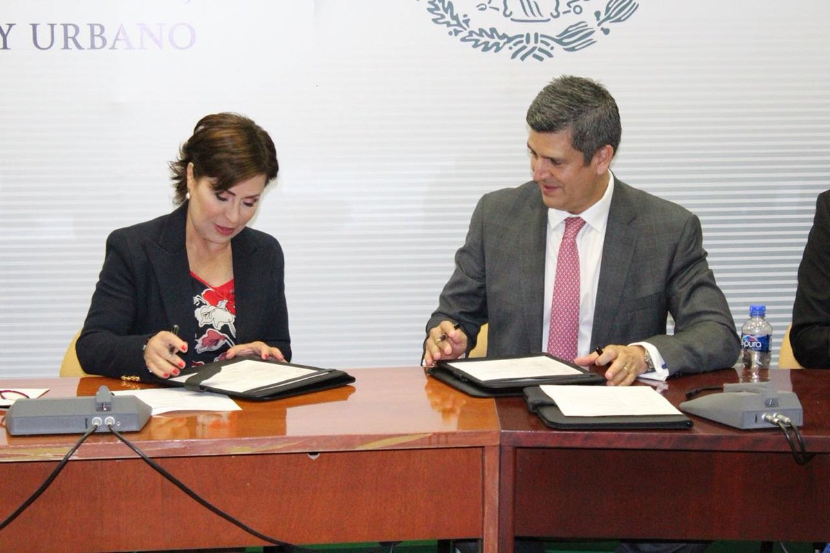 Rosario_Robles_'s tweet photo. Con el propósito de proteger los programas y recursos públicos, hoy firmé con @hdiazs, la Carta Compromiso por el Blindaje Electoral entre la @SEDATU_mx y @FEPADE_Mex en cumplimiento con el compromiso del Pdte. @EPN en materia de transparencia y legalidad https://t.co/28WoloA4ZD