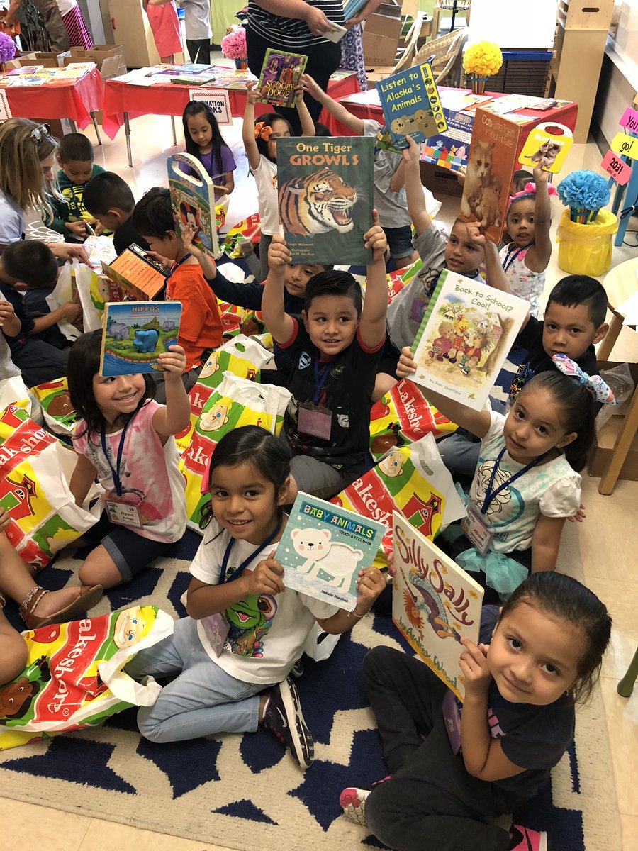 Tobi0822's tweet photo. @BooksBtnKids Ss are very excited about their book choices! @FARIASECC @lauraib0613 @adpenguin @KIkaMorales @TSANCHE1 @ZamaFeeney https://t.co/8lVXo1q5GL