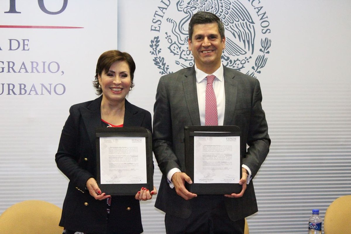 Rosario_Robles_'s tweet photo. Con el propósito de proteger los programas y recursos públicos, hoy firmé con @hdiazs, la Carta Compromiso por el Blindaje Electoral entre la @SEDATU_mx y @FEPADE_Mex en cumplimiento con el compromiso del Pdte. @EPN en materia de transparencia y legalidad https://t.co/28WoloA4ZD