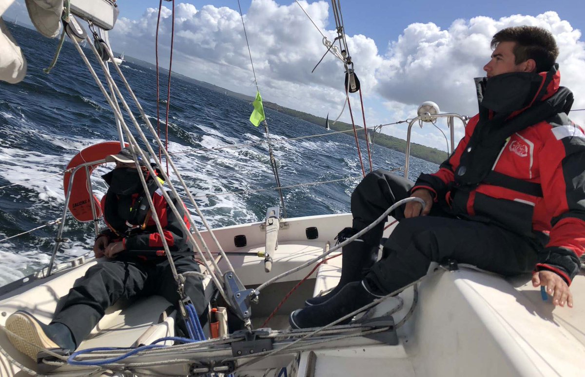 EtsJeanneau's tweet photo. // PARTENARIAT TEAM #COURSE #CROISIERE #EDHEC //
Défi réussi pour Robin, Erwan, Alban, Lucas, Axel et Théophile qui ont concouru à la 50ème @ccedhec à bord d’un #voilier #Selection. Ils terminent 13ème sur 35 #bateaux au classement général ➡ https://t.co/YwdOYnp9mE
#CCE50 #team https://t.co/dQrk7MQ0Qx