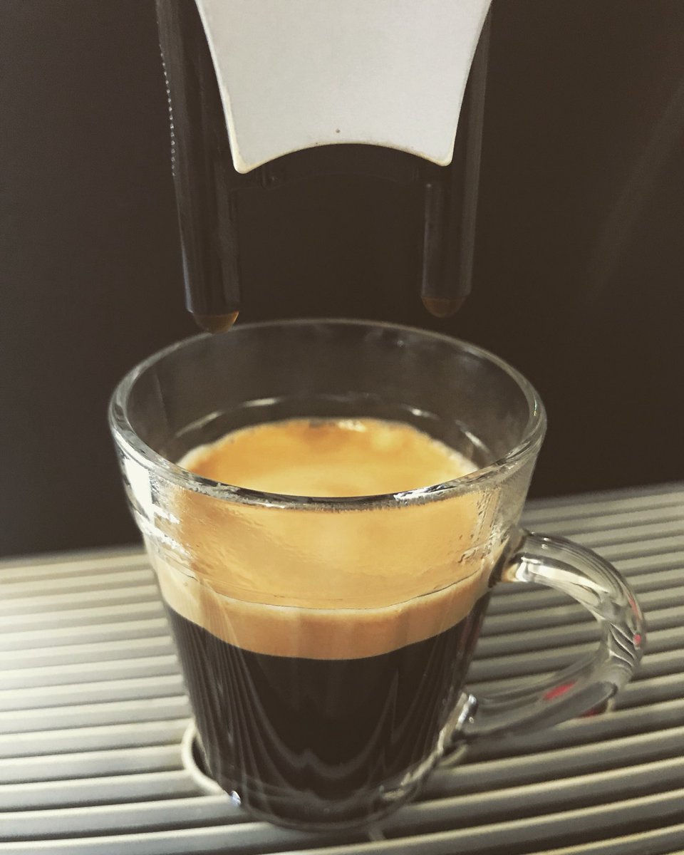 Um poema pra cada gota 📔☕️! #bomdia #goodmorning #goodvibes #espresso #espressolover #staypositive #cafedehoje #saeco