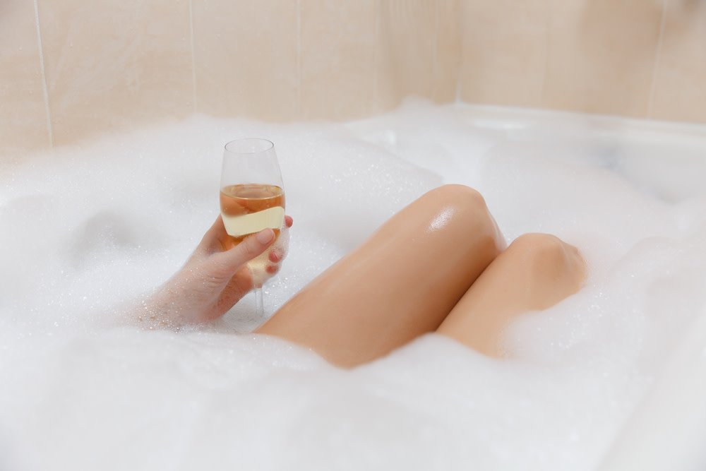 Best way to #WineDown:

Warm bubble bath
Soothing tunes
&amp; a glass of Gemma

#GemmaMoment #WineWednesday #WineDownWednesday #GemmaDiLuna #ItalianLuxuryCollection #Wine #WhiteWine #ItalianWine #Moscato #PinotGrigio #WineTime #SelfCare