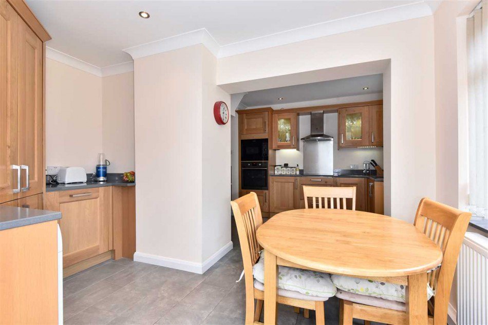 FrankSchippers's tweet image. For Sale: Keats Way, Crowthorne | £499,950

This extended and very well presented semi detached family home is situated in a cul de sac with convenient access to local shops and offers flexible accommodation.

Find out more online frankschippers.co.uk/property-detai…