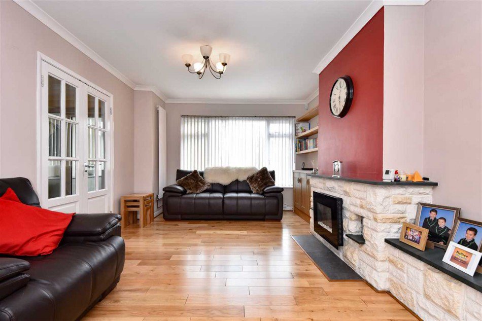 FrankSchippers's tweet image. For Sale: Keats Way, Crowthorne | £499,950

This extended and very well presented semi detached family home is situated in a cul de sac with convenient access to local shops and offers flexible accommodation.

Find out more online frankschippers.co.uk/property-detai…